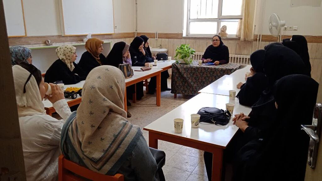 نشست آموزشی «مادران اندیشمند، فرزندان دانشمند» در مرکز فرهنگی شماره ۸ مشهد