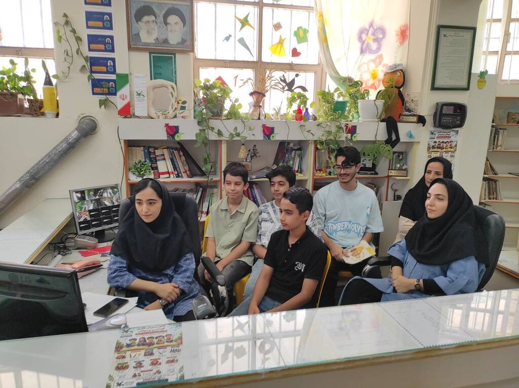 نوجوانان سمنانی «آسمان به فکر صلح» را با حضور غلامرضا بکتاش نقد کردند
