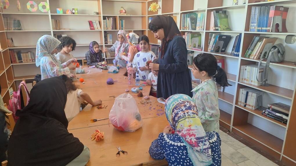 خلق عروسک‌های آویز در کانون شماره ۲ دامغان