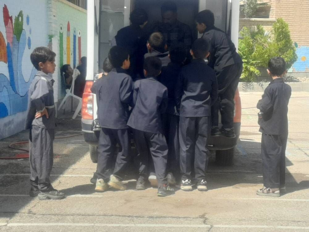 حضور مرکز سیار کانون سرخه در مدرسه «حاج ذات‌الله»