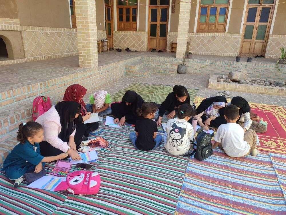 «کوله بار هنر و قصه» در روستای ابراهیم‌آباد میامی