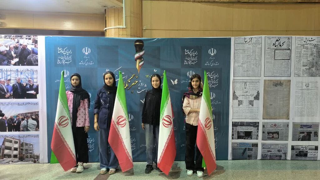 اعضای مرکز شماره ۳ کانون کرمانشاه در آیین روز خبرنگار پرچم ایران را به اهتزار درآوردند