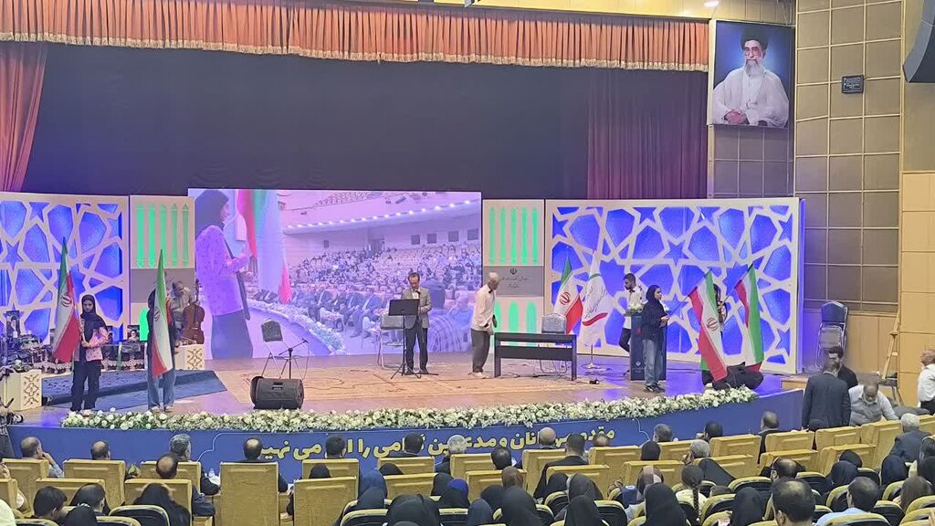 اعضای مرکز شماره ۳ کانون کرمانشاه در آیین روز خبرنگار پرچم ایران را به اهتزار درآوردند