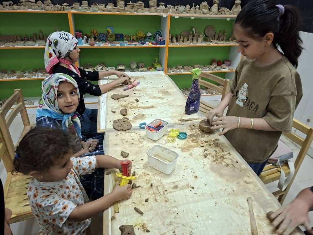 نقشآفرینی رنگ و گِل در کارگاههای هنری کانون شهمیرزاد
