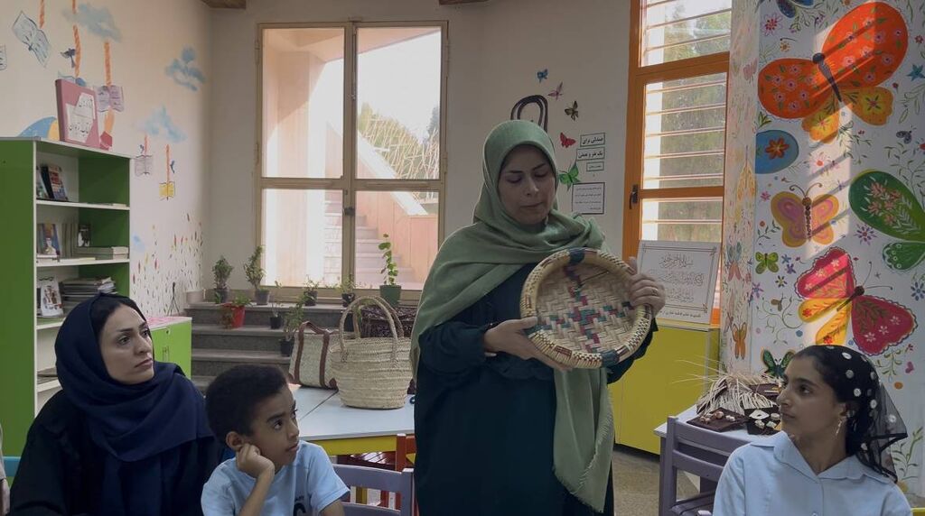 از برگ نخل تا هویت ملی؛ وقتی مادران و کودکان با بافت حصیر، اصالت را احیا می‌کنند