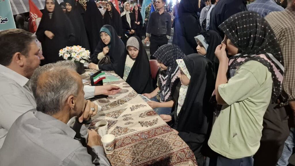 پاسخگویی مدیرکل کانون استان  آذربایجان‌غربی به مطالبات در میز ارتباطات مردمی