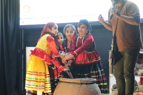 سومین اجرای تماشاخانه سیار کانون پرورش فکری کودکان و نوجوانان در روستای حسین آباد بهشهر