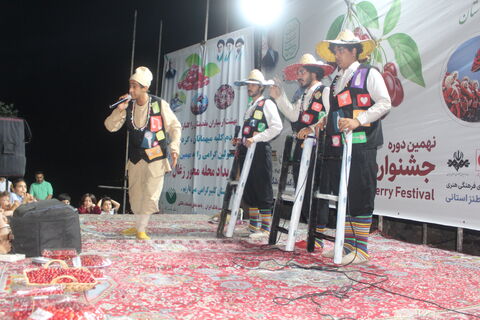 تماشاخانه سیار در جشنواره زغال‌اخته‌ شهرستان کلیبر