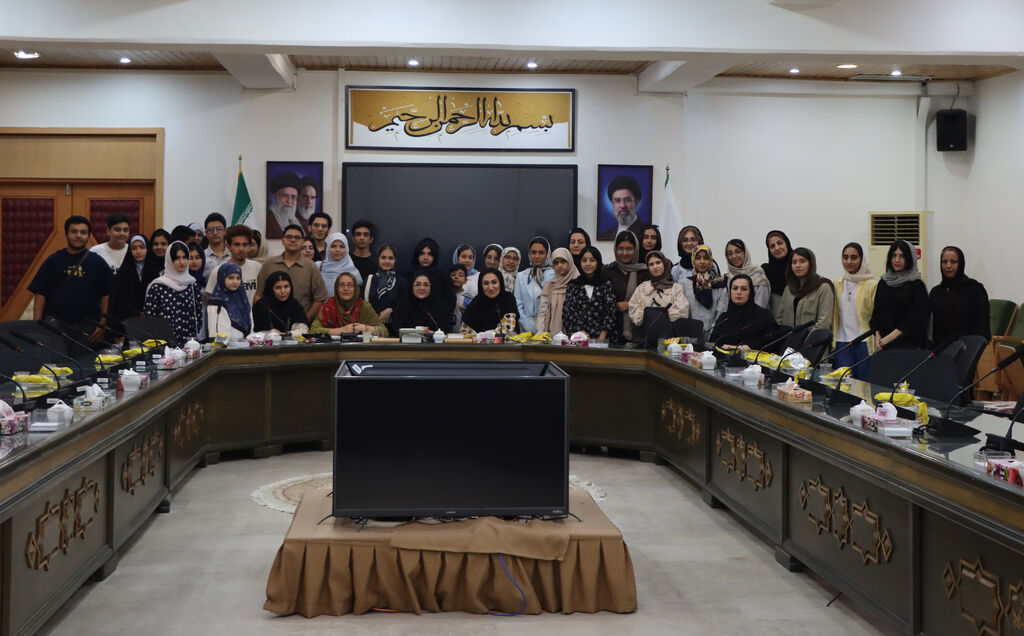 «شاعران نوجوان پای شعرهایشان نشستند؛ نقد ۱۶ اثر با حضور مریم اسلامی»