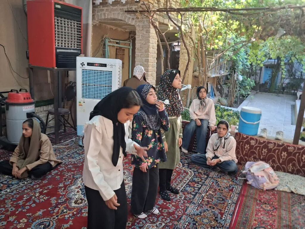 دختران نوجوان مرکز کاشمر یک روز شاد و مفرح اردویی را تجربه کردند