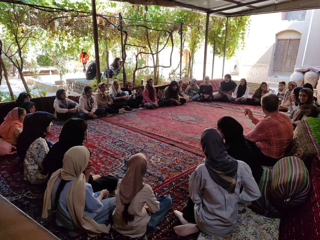 دختران نوجوان مرکز کاشمر یک روز شاد و مفرح اردویی را تجربه کردند