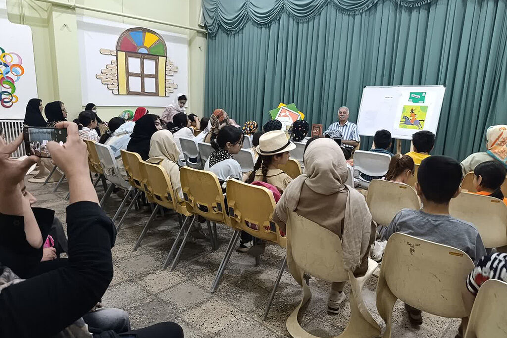 به مناسبت میلاد پیامبر اکرم (ص) نشست‌ معنوی «پیامبرشناسی» در کانون بروجن برگزار شد.