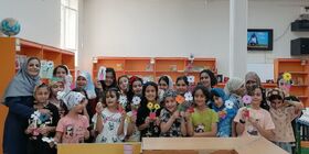 ساخت گل‌های کاغذی برای میلاد نبی در مرکز شماره ۵ کانون کرمانشاه