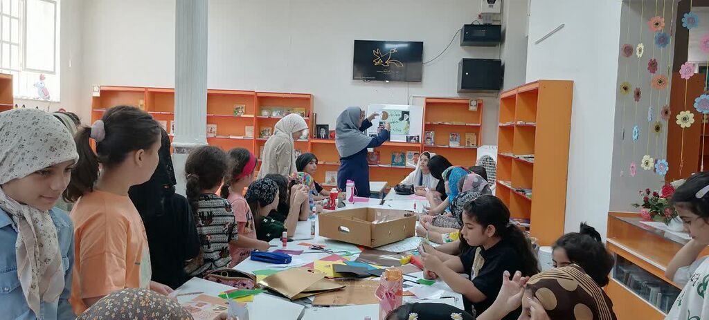 ساخت گلهای کاغذی برای میلاد نبی در مرکز شماره ۵ کانون کرمانشاه