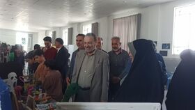 مشاور وزیر آموزش و پرورش از غرفه کانون ابرکوه بازدید کرد
