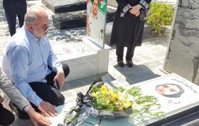 معاون فرهنگی کانون با خانواده دو شهید مدرسه شجره طیبه دیدار کرد.