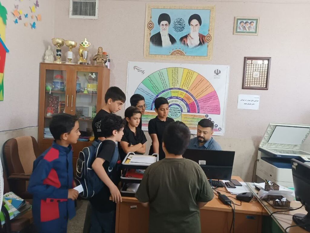 سمنان1405 «قفسه کتاب» در کتابخانه پستی سمنان؛ ترویج مطالعه با رویکرد حق انتخاب
