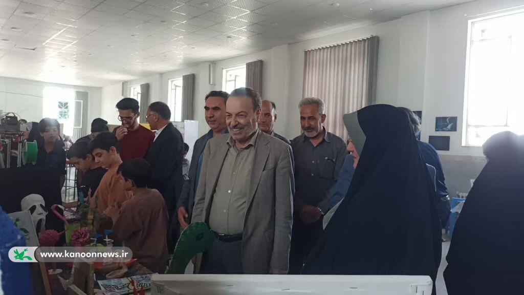 غرفه کانون ابرکوه مشاور وزیر آموزش و پرورش از غرفه کانون ابرکوه بازدید کرد