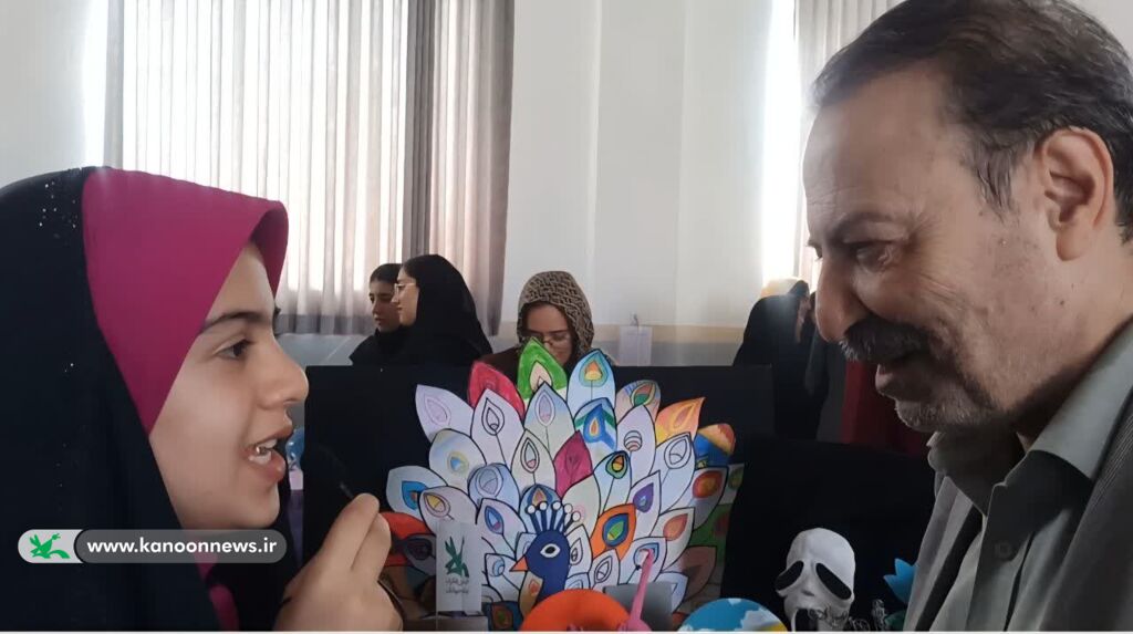 مشاور وزیر آموزش و پرورش از غرفه کانون ابرکوه بازدید کرد