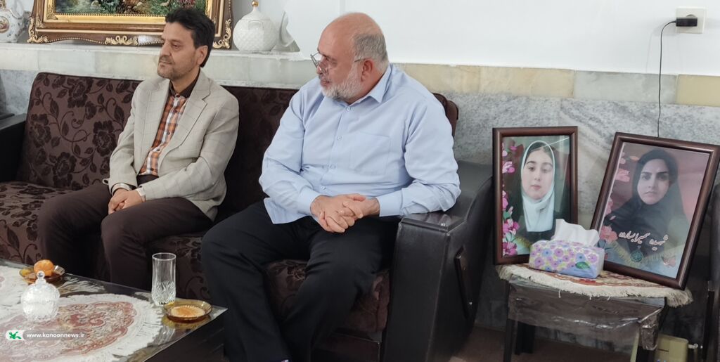 معاون فرهنگی کانون با خانواده دو شهید مدرسه شجره طیبه دیدار کرد.