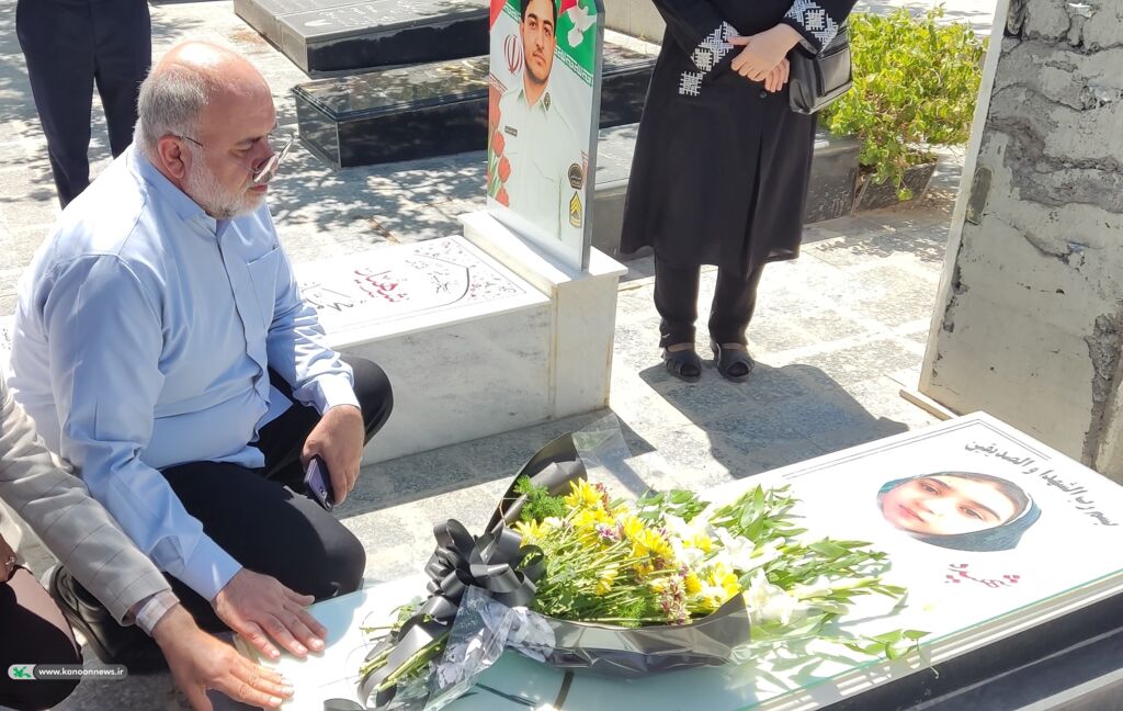 معاون فرهنگی کانون با خانواده دو شهید مدرسه شجره طیبه دیدار کرد.