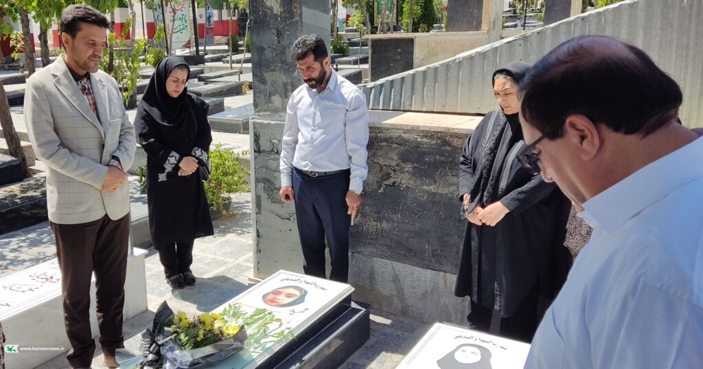 معاون فرهنگی کانون با خانواده دو شهید مدرسه شجره طیبه دیدار کرد.