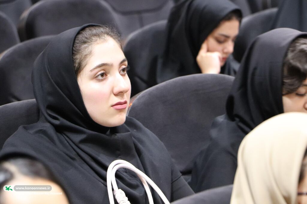 وظیفه شاعر ایجاد زیبایی است