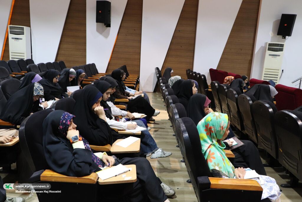 وظیفه شاعر ایجاد زیبایی است