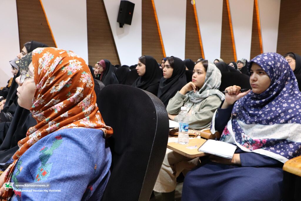 وظیفه شاعر ایجاد زیبایی است