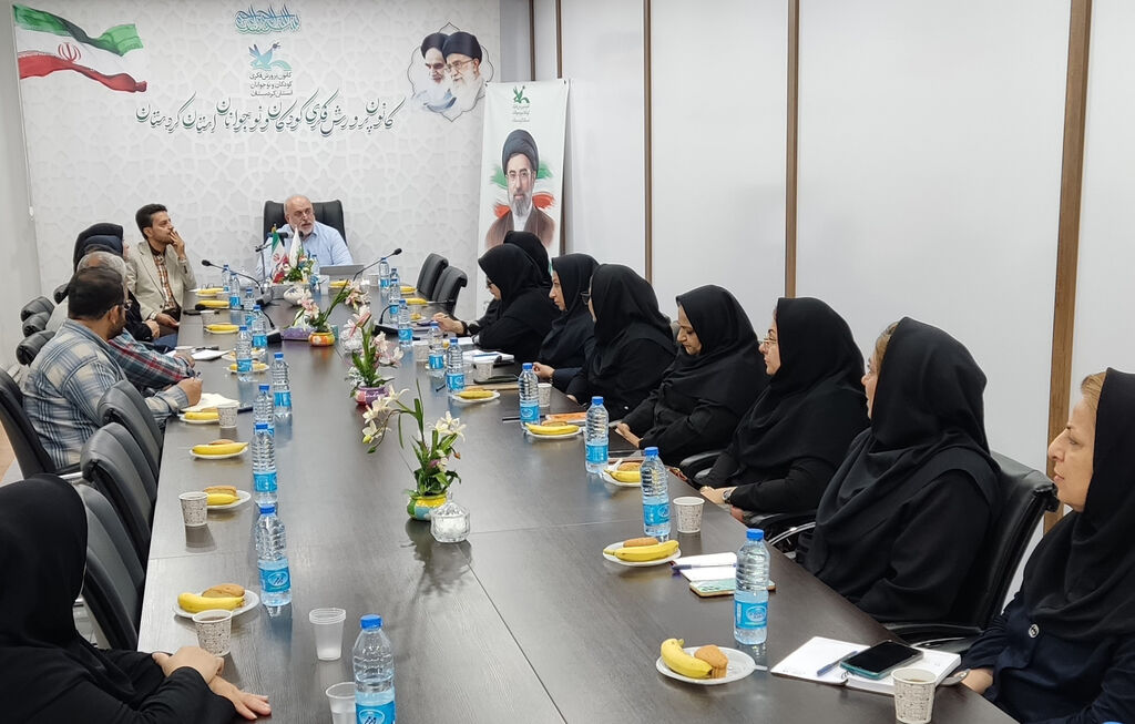 حضور معاون فرهنگی در شورای فرهنگی کانون کردستان و دیدار با خانواده شهدا و کانون‌یاران
