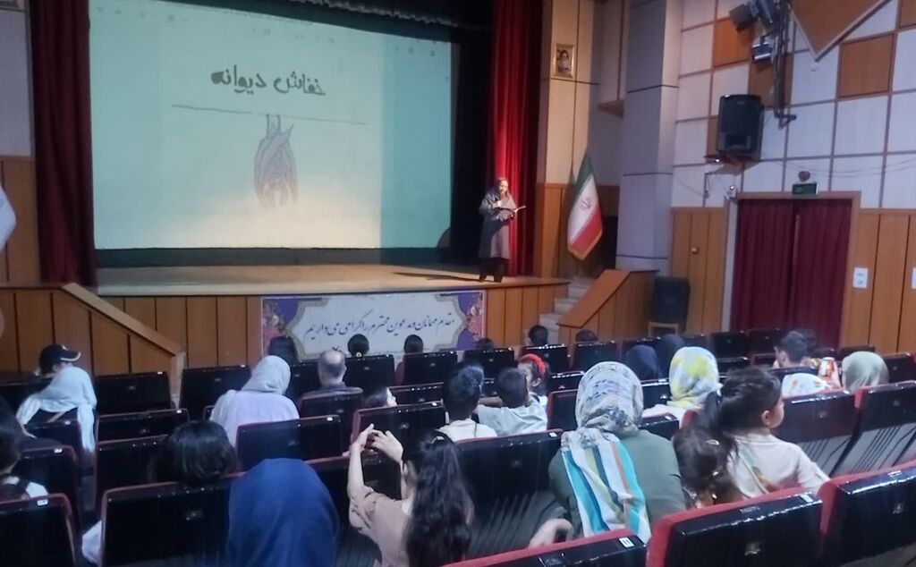 پویش «۴ کتاب، ۴ فصل» در مراکز کانون البرز برگزار شد پویش «۴ کتاب، ۴ فصل» ویژه تابستان در مراکز کانون البرز برگزار شد