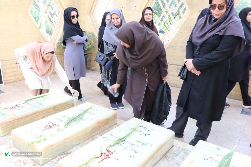 تجدید میثاق کارشناسان ادبی «قاف» با شهدای گمنام