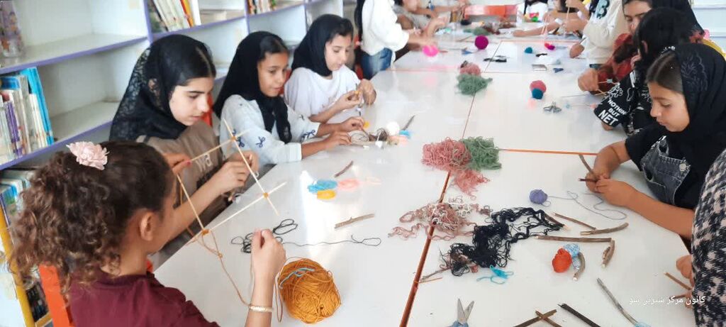 ساخت کاردستیهای خلاقانه با کاموا و چوب در کانون شیرینسو