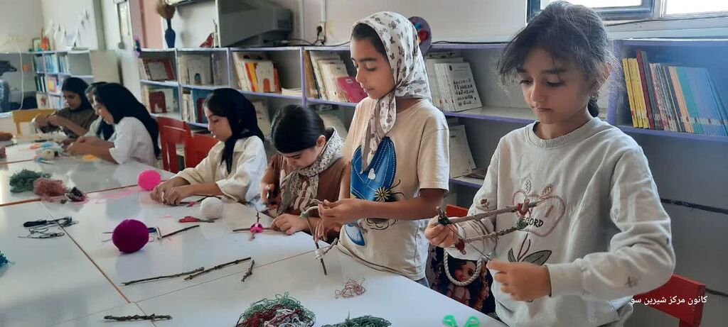 ساخت کاردستی‌های خلاقانه با کاموا و چوب در کانون شیرین‌سو
