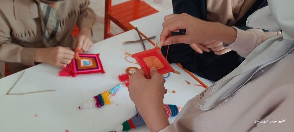 ساخت کاردستیهای خلاقانه با کاموا و چوب در کانون شیرینسو
