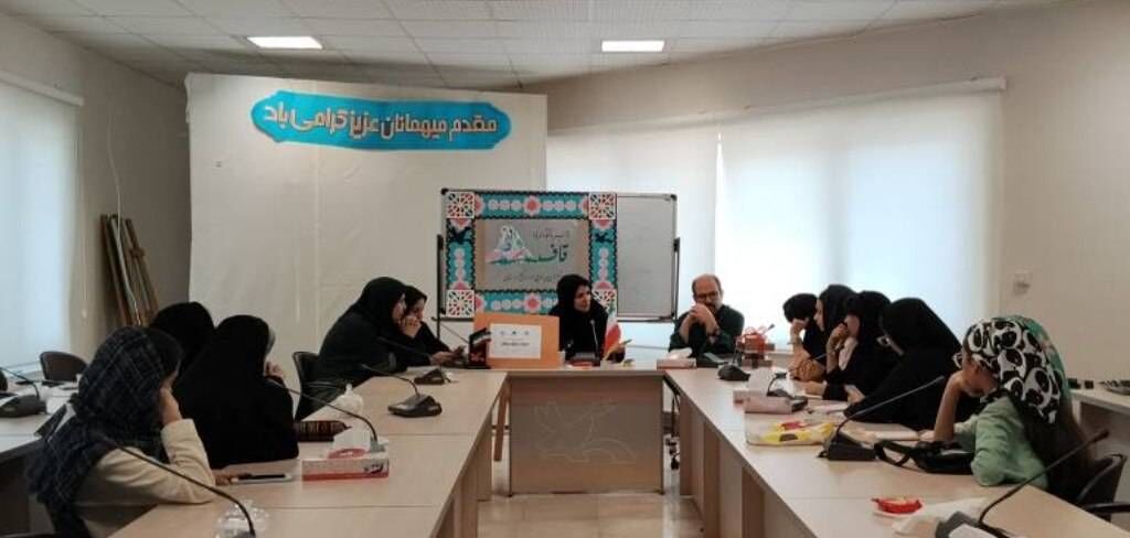 نقد آثار شاعران نوجوان کانون گلستان با حضور محبوبه بزمآرا