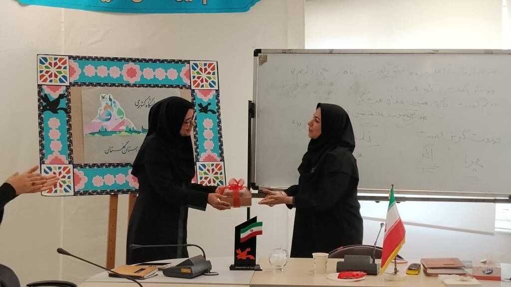 نقد آثار شاعران نوجوان کانون گلستان با حضور محبوبه بزم‌آرا