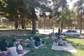 اردوی نیم‌روزه اعضای کودک مرکز شماره ۲ کانون کرمانشاه با مادران در پارک شرقی
