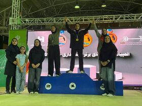 طلای افتخار بر گردن عضو کانون تفرش