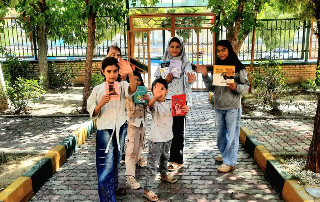اعضای کتابخانه محلی"دست به دست" اسراء میهمان کانون اسدآباد