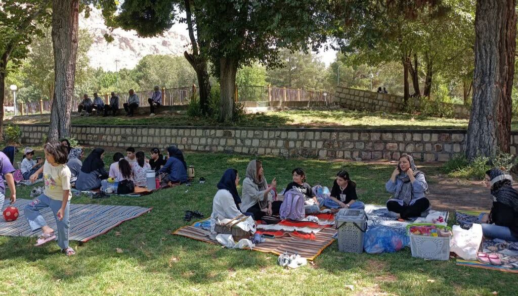 اردوی نیمروزه اعضای کودک مرکز شماره ۲ کانون کرمانشاه با مادران در پارک شرقی