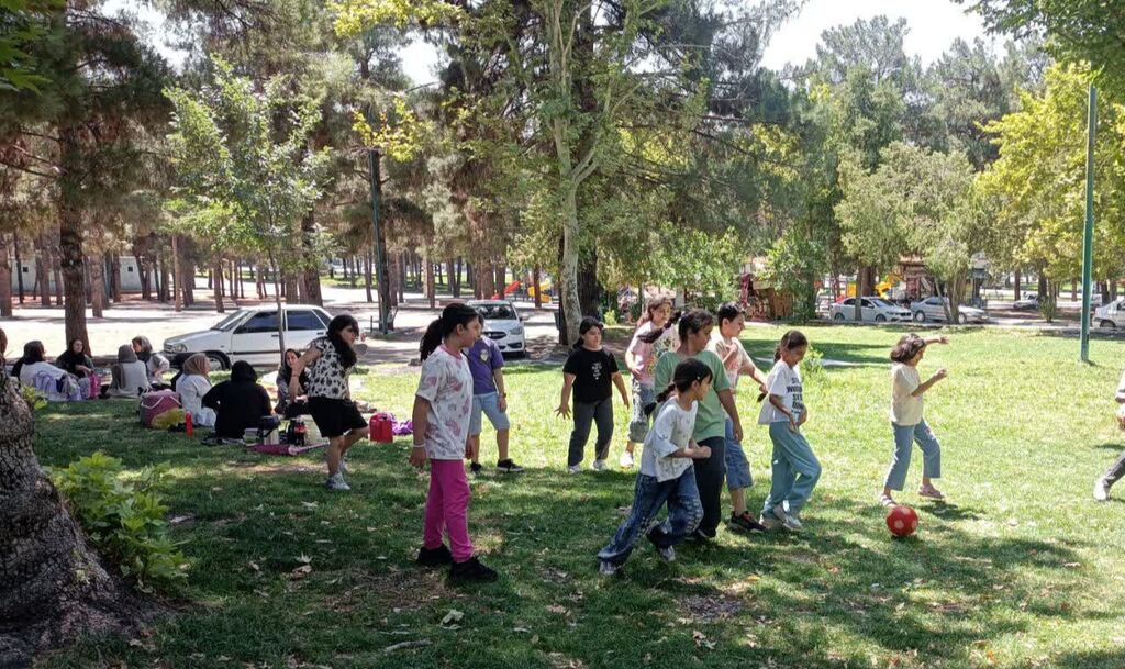 اردوی نیمروزه اعضای کودک مرکز شماره ۲ کانون کرمانشاه با مادران در پارک شرقی