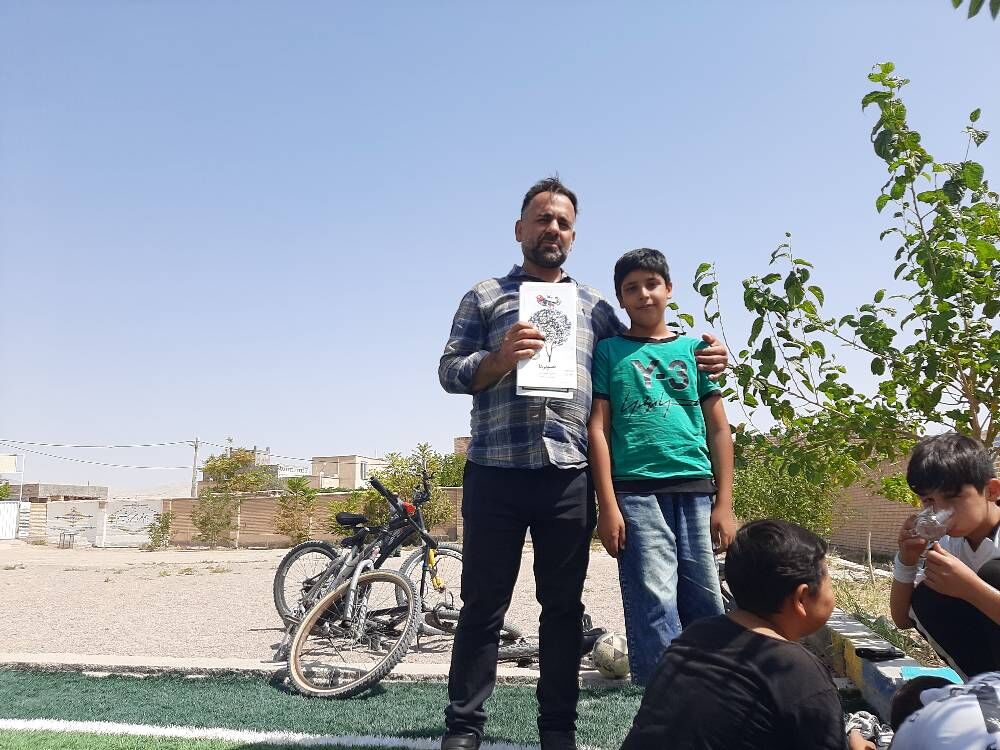 کانون سیار سرخه با کولهباری از کتاب و بازی به دیدار کودکان رفت