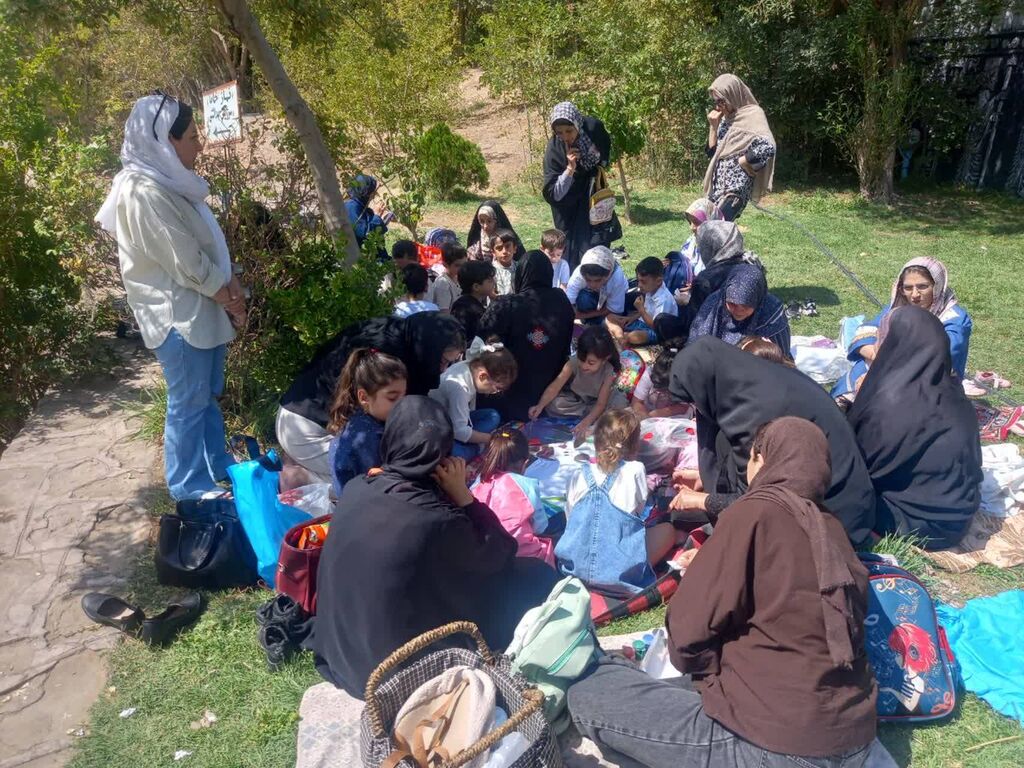 اردوی خلاقانه و محیط‌زیستی اعضای کانون مهدیشهر در پارک آبشار