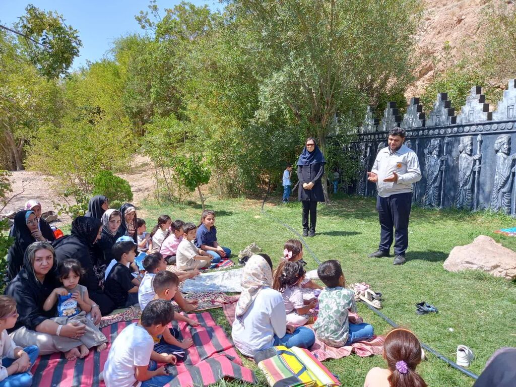 اردوی خلاقانه و محیط‌زیستی اعضای کانون مهدیشهر در پارک آبشار