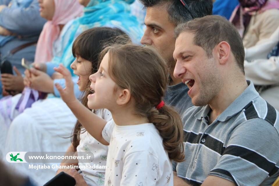 تماشاخانه سیار کانون پرورش فکری به ساحل رودسر رسید
