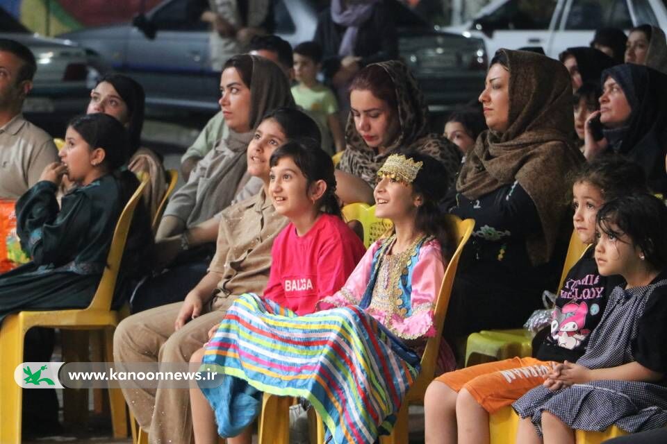 تماشاخانه سیار کانون پرورش فکری به ساحل رودسر رسید