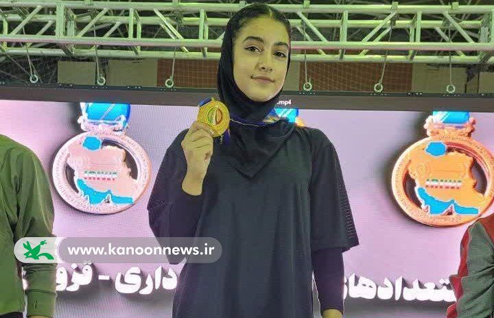 طلای افتخار بر گردن عضو کانون تفرش