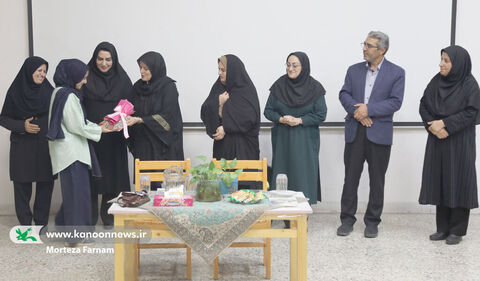 نشست نقد و بررسی کتاب خانواده آقای چرخشی