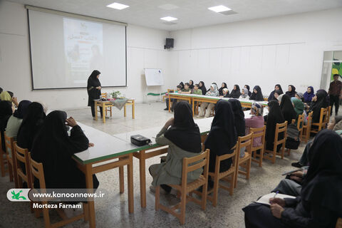 نشست نقد و بررسی کتاب خانواده آقای چرخشی